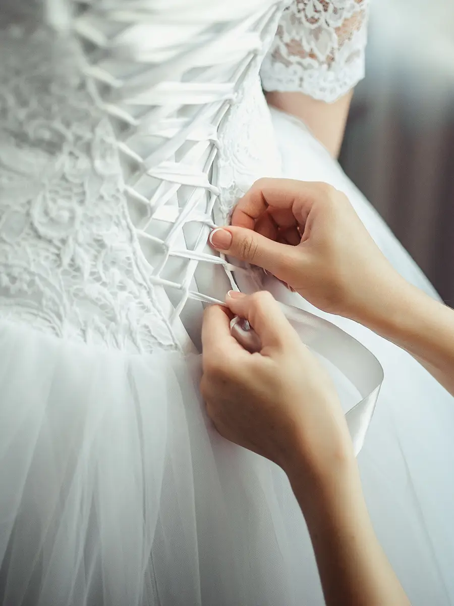 Brautkleid wird am Rücken zugeknöpft