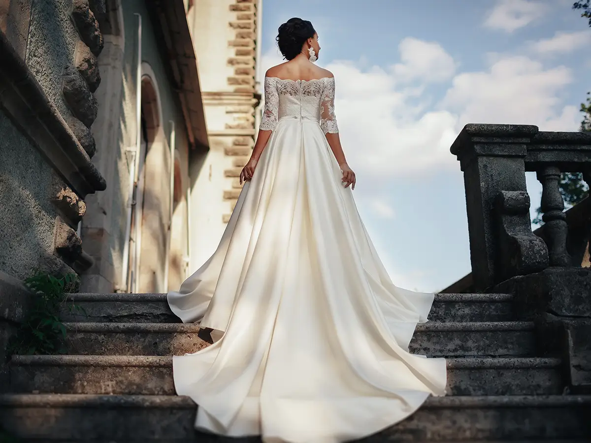 Braut im Brautkleid mit langer Schleppe