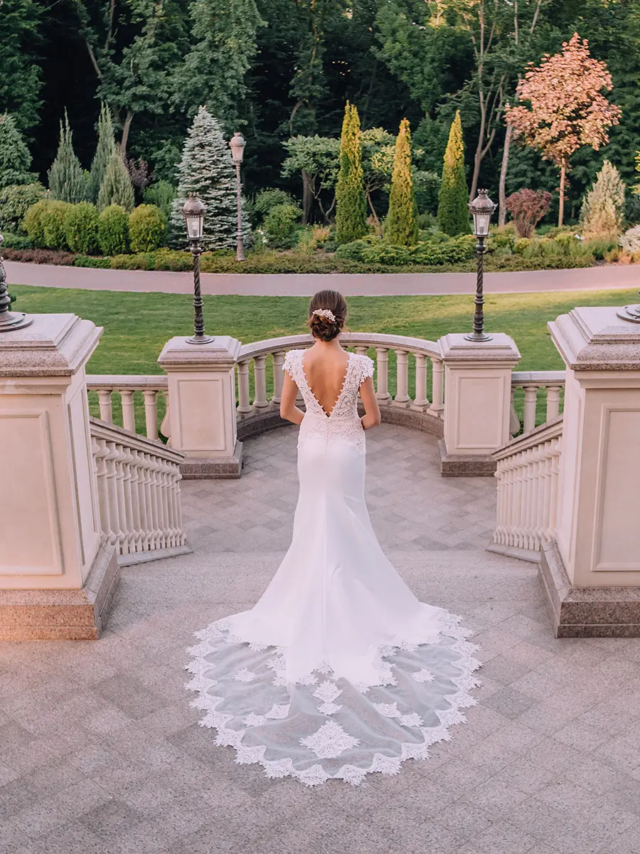 Braut im Brautkleid mit langer Schleppe, Hochformat