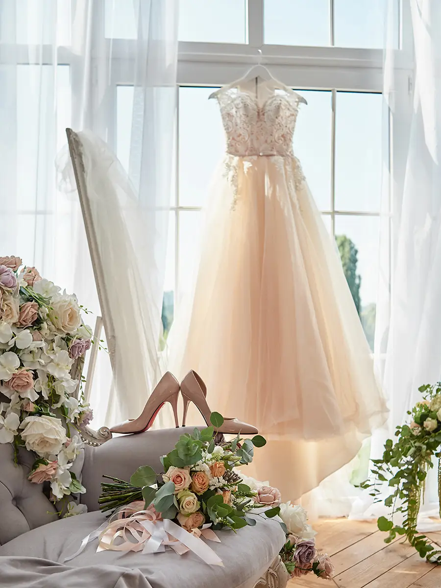 Brautkleid hängt im Fenster