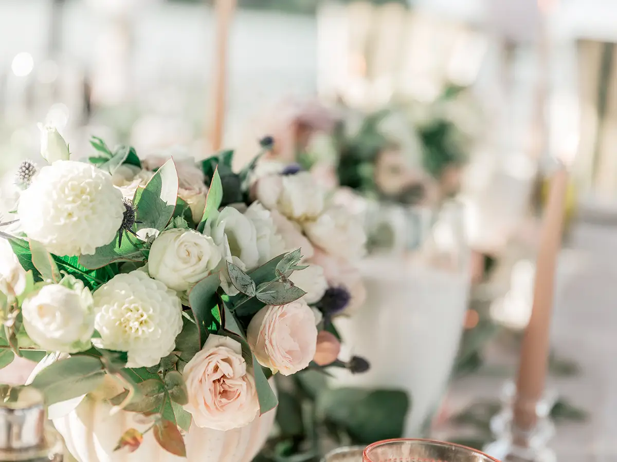 Blumendekoration zur Hochzeit